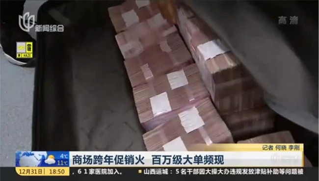 Trung Quốc: Xách 27 tỷ đồng tiền mặt đi mua sắm Tết, nhân viên bán hàng đếm tiền đến 2h sáng mới xong - Ảnh 2.