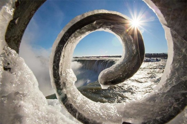 Lạnh gi&#225; kỷ lục khiến th&#225;c nước Niagara tiếp tục đ&#243;ng băng, tạo n&#234;n những &quot;c&#226;y cầu&quot; nối Mỹ v&#224; Canada - Ảnh 4.