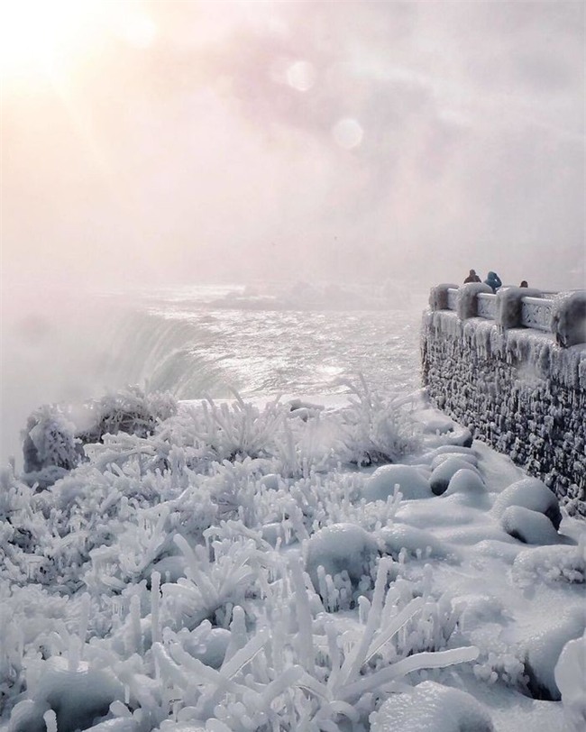 Lạnh gi&#225; kỷ lục khiến th&#225;c nước Niagara tiếp tục đ&#243;ng băng, tạo n&#234;n những &quot;c&#226;y cầu&quot; nối Mỹ v&#224; Canada - Ảnh 5.