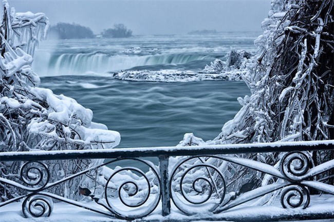 Lạnh gi&#225; kỷ lục khiến th&#225;c nước Niagara tiếp tục đ&#243;ng băng, tạo n&#234;n những &quot;c&#226;y cầu&quot; nối Mỹ v&#224; Canada - Ảnh 5.