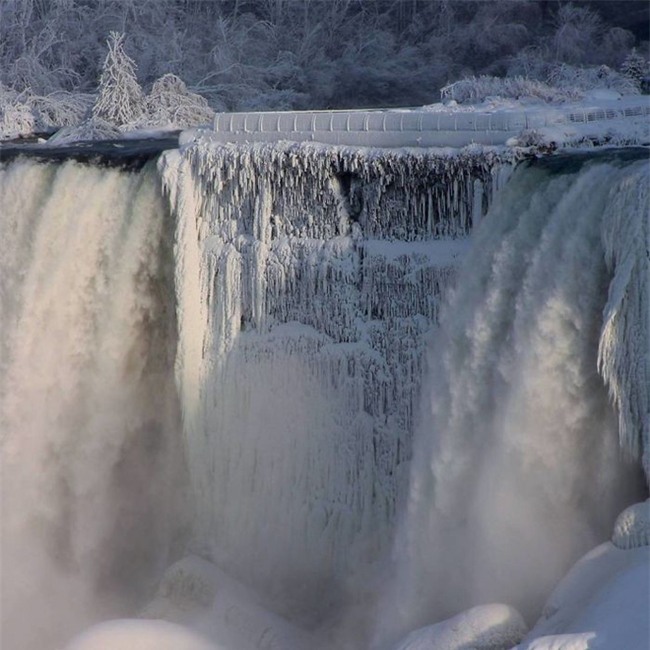 Lạnh giá kỷ lục khiến thác nước Niagara tiếp tục đóng băng, tạo nên những "cây cầu" nối Mỹ và Canada - Ảnh 3.
