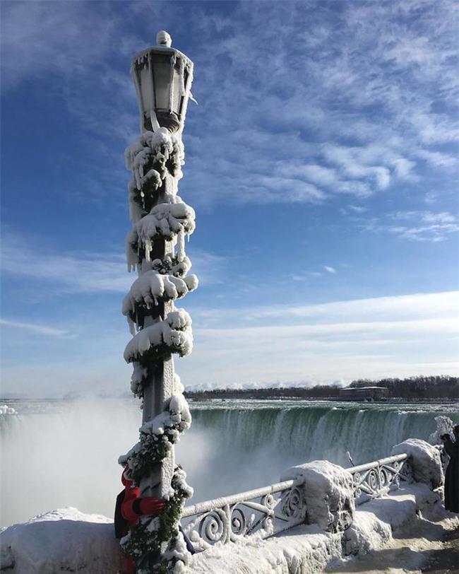 Lạnh gi&#225; kỷ lục khiến th&#225;c nước Niagara tiếp tục đ&#243;ng băng, tạo n&#234;n những &quot;c&#226;y cầu&quot; nối Mỹ v&#224; Canada - Ảnh 3.