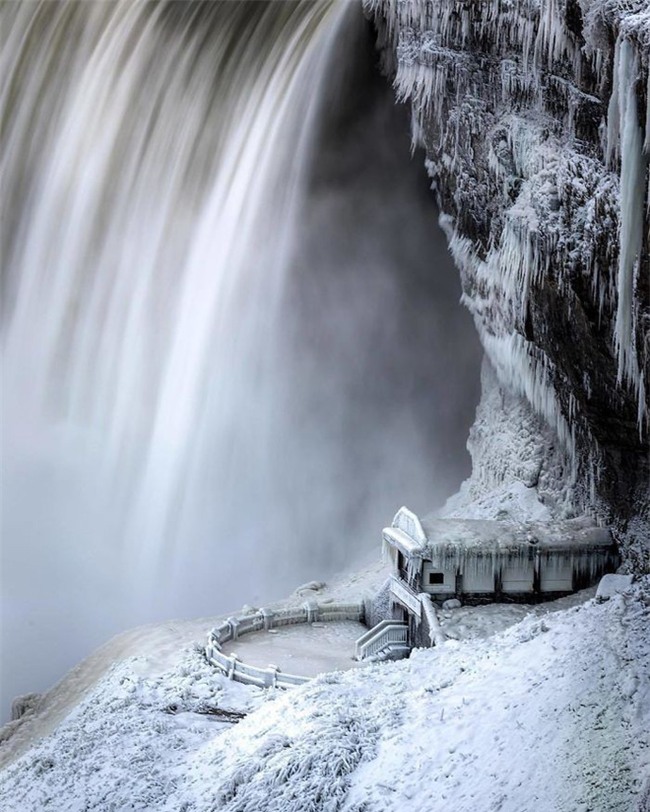 Lạnh gi&#225; kỷ lục khiến th&#225;c nước Niagara tiếp tục đ&#243;ng băng, tạo n&#234;n những &quot;c&#226;y cầu&quot; nối Mỹ v&#224; Canada - Ảnh 4.