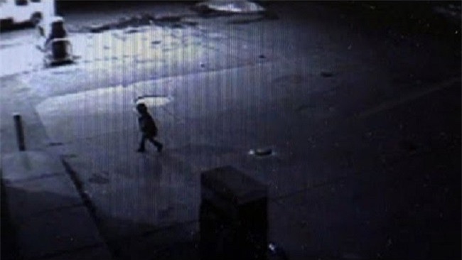 Bé gái 2 tuổi khỏa thân bơ vơ ngoài đường trong cái lạnh -9 độ C, cảnh sát liền ập đến nhà bắt bố mẹ - Ảnh 1.