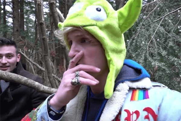 Logan Paul xuất hiện trong đoạn video gây phẫn nộ, phía sau là một người bạn đi cùng Paul