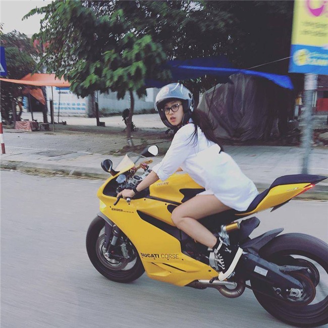 Cô gái Huế dịu dàng cưỡi motor vàng nửa tỷ dạo phố là tâm điểm MXH hôm nay - Ảnh 2.