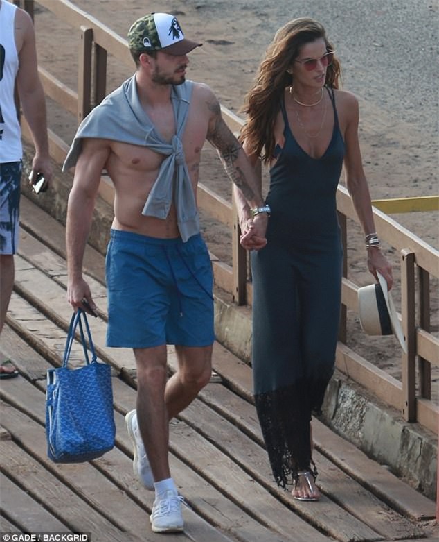 Ảnh hot: Cặp Neymar lướt du thuyền cùng cặp siêu mẫu Victorias Secret - Ảnh 3.