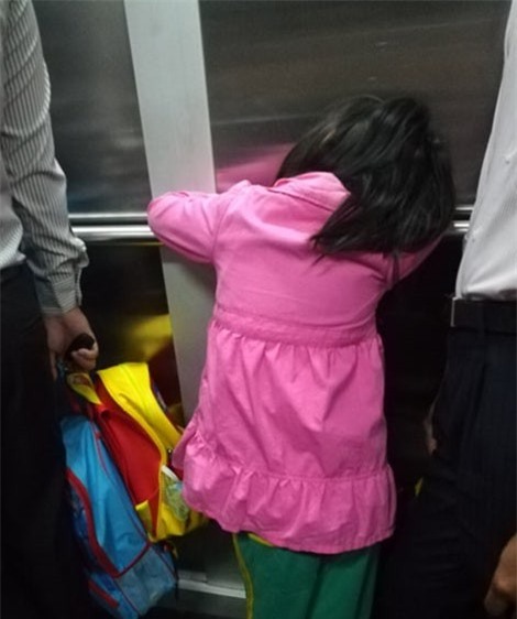 Nhiều trẻ nhỏ rũ rượi vì học thiếu thời gian nghỉ ngơi, vui chơi hợp lý (Ảnh minh họa: Hoài Nam)