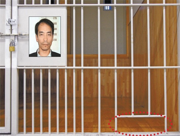 Màn vượt ngục không tưởng của tên tội phạm đồng thời là cao thủ yoga, chui qua khe cửa 15cm chỉ trong 34 giây - Ảnh 2.