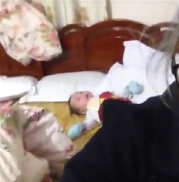 Cậu bé tội nghiệp nằm khóc khi mẹ mải mê quay clip chửi bới tình cũ.