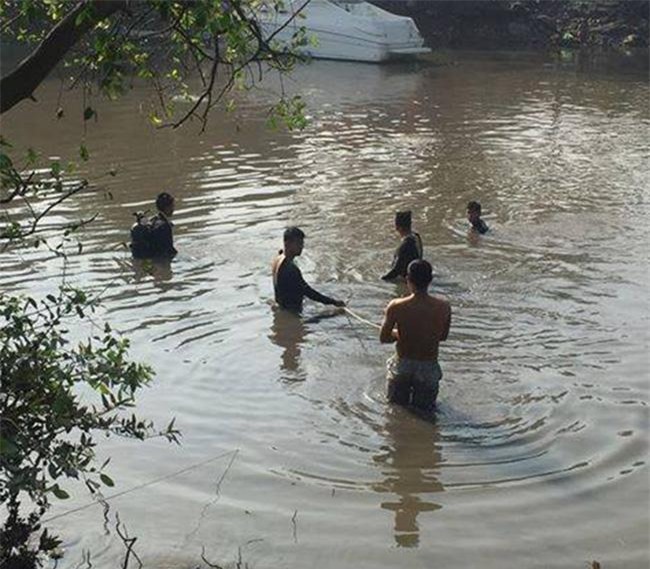 thanh nien nhau say rot xuong song roi tu boi ve nha, cuu ho khong biet to chuc mo tim - 2