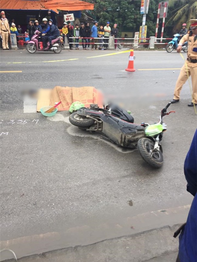 Bà nội và bà ngoại khóc ngất bên thi thể nam sinh lớp 10 bị xe khách đâm tử vong trên đường đi học về