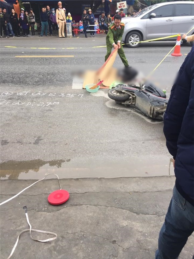 Bà nội và bà ngoại khóc ngất bên thi thể nam sinh lớp 10 bị xe khách đâm tử vong trên đường đi học về