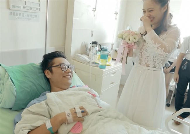 Co gai mac vay cuoi, cau hon ban trai cut 2 chan ben giuong benh hinh anh 1