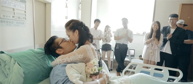 Co gai mac vay cuoi, cau hon ban trai cut 2 chan ben giuong benh hinh anh 2