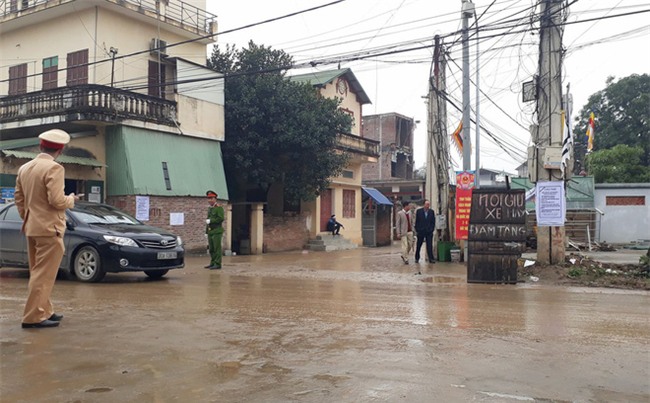 Người thân, láng giềng đau buồn đến viếng Chủ tịch huyện Quốc Oai