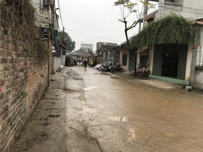 Người thân, láng giềng đau buồn đến viếng Chủ tịch huyện Quốc Oai