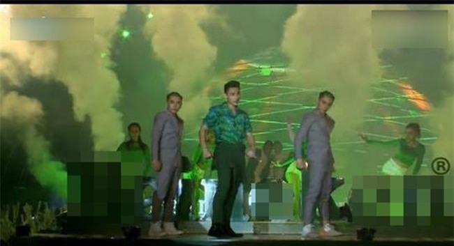 Những lần toát mồ hôi vì rách áo, bục quần trên sân khấu của sao Việt-6