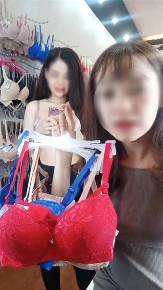 Livestream bán đồ lót trên Facebook, 3 cô gái xinh xắn tự biến mình thành trò cười cho bao người - Ảnh 2.