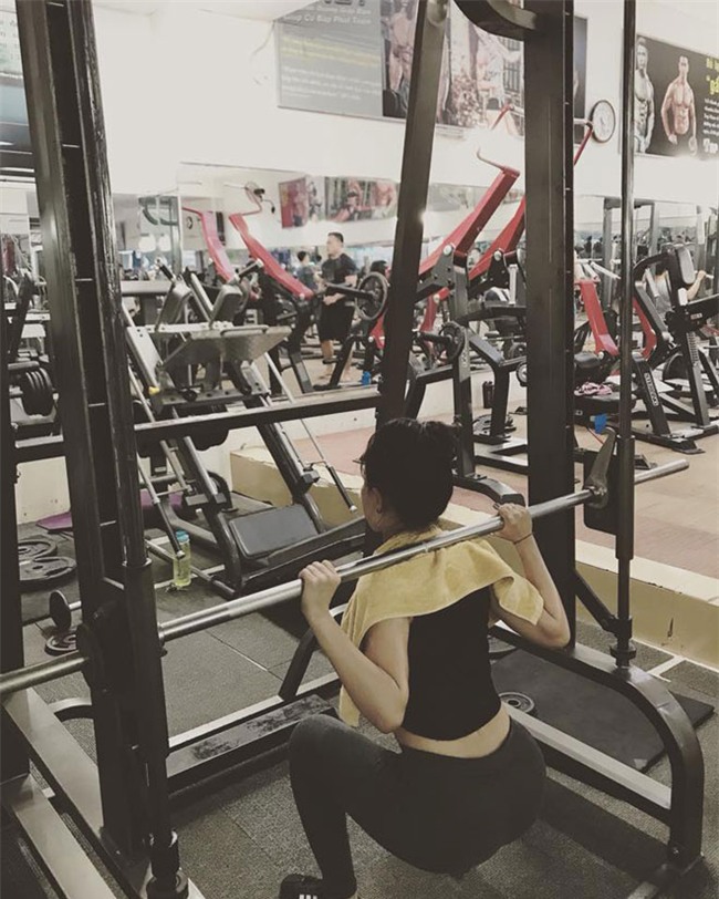 ban gai dj cua hung thuan khoe chan non na hinh anh 7