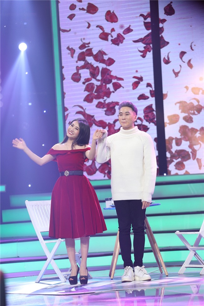 Vì yêu mà đến: Happy ending thứ 3 xuất hiện, Karik nắm tay cô sinh viên xinh đẹp rời khỏi chương trình-10