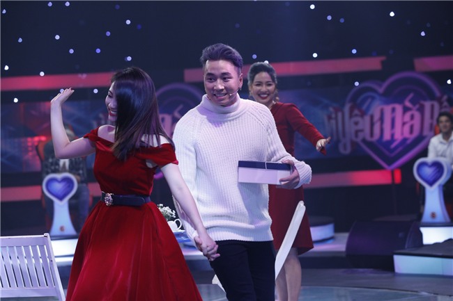 Vì yêu mà đến: Happy ending thứ 3 xuất hiện, Karik nắm tay cô sinh viên xinh đẹp rời khỏi chương trình-11