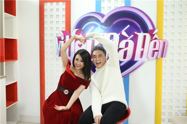 Vì yêu mà đến: Happy ending thứ 3 xuất hiện, Karik nắm tay cô sinh viên xinh đẹp rời khỏi chương trình-12