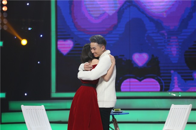 Vì yêu mà đến: Happy ending thứ 3 xuất hiện, Karik nắm tay cô sinh viên xinh đẹp rời khỏi chương trình-9