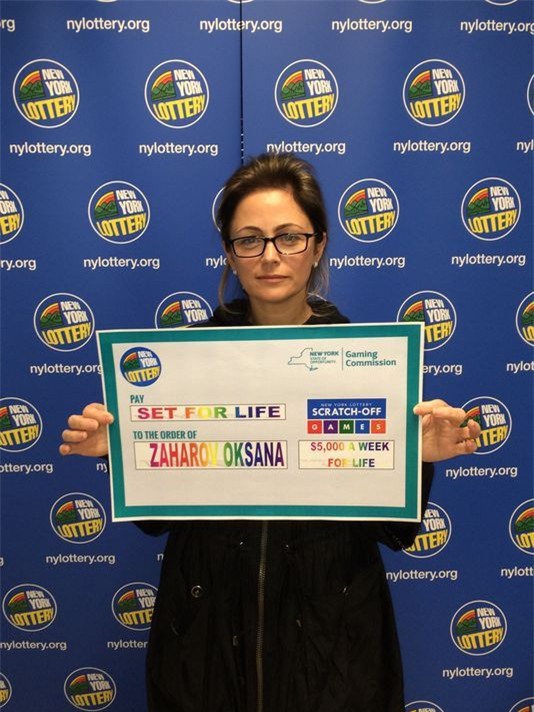 Người phụ nữ may mắn trúng số (Ảnh: Công ty xổ số New York)