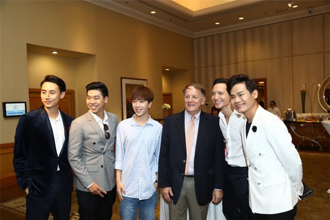 Kim Lý sau khi yêu Hà Hồ: Chẳng đứng gần chụp ảnh cùng bất cứ mỹ nhân Vbiz nào, chỉ sát cánh bên hai mẹ con Subeo - Ảnh 2.