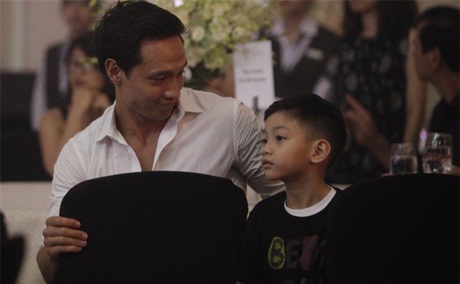 Kim Lý sau khi yêu Hà Hồ: Chẳng đứng gần chụp ảnh cùng bất cứ mỹ nhân Vbiz nào, chỉ sát cánh bên hai mẹ con Subeo - Ảnh 4.