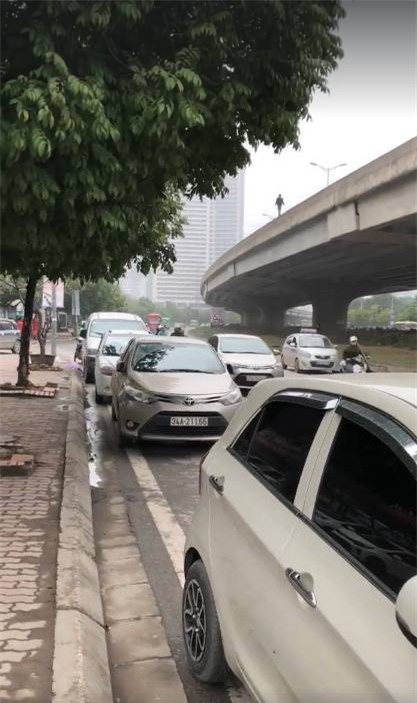 Hà Nội: Nam thanh niên đi bộ hóng gió trên lan can đường vành đai 3 trên cao khiến nhiều người lo lắng - Ảnh 2.