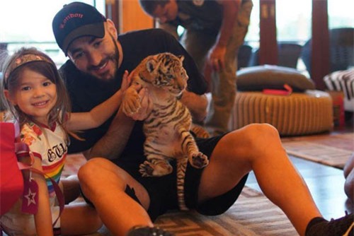 benzema “an no gach da” vi dang anh gay soc hinh anh 1