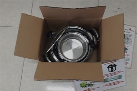 Cặp đôi chuyên trộm điện thoại di động bằng… bộ nồi inox - Ảnh 2.