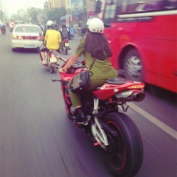 Sức hút của những bóng hồng thuần phục quái thú phân khối lớn - Ảnh 11.