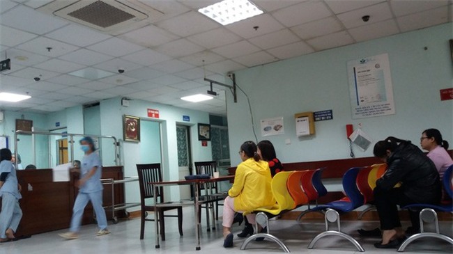 Bé gái 32 tuần tuổi bị mẹ phá thai để chối bỏ được nhóm thiện nguyện khi đi nhặt xác thai nhi cứu sống - Ảnh 2.