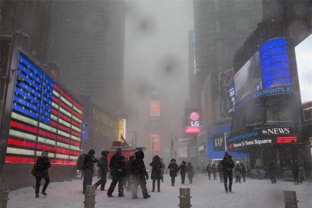 New York như “hành tinh khác” trong trận bão tuyết khiến nước Mỹ lạnh hơn sao Hỏa - Ảnh 5.
