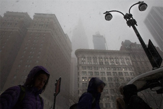 New York như “hành tinh khác” trong trận bão tuyết khiến nước Mỹ lạnh hơn sao Hỏa - Ảnh 6.