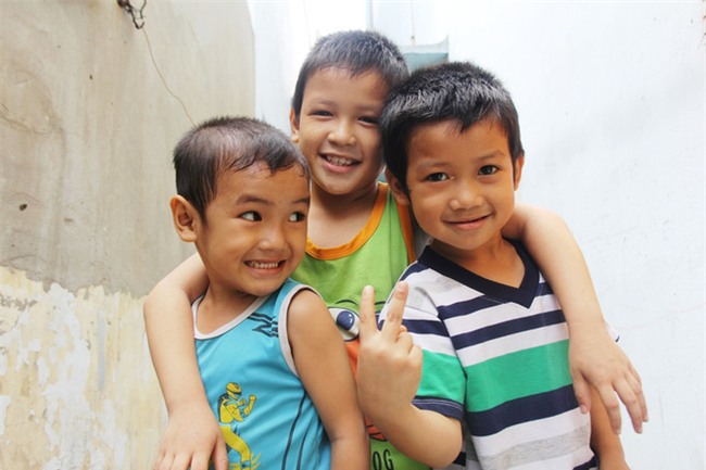 Hai con đi lạc, mẹ để luôn ở trung tâm bảo trợ, mỗi tháng chỉ dám xin vào nhìn lén từ xa vì lí do ứa nước mắt - Ảnh 10.