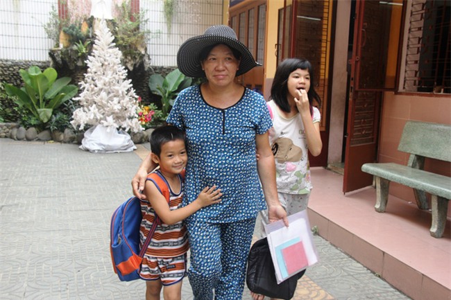Hai con đi lạc, mẹ để luôn ở trung tâm bảo trợ, mỗi tháng chỉ dám xin vào nhìn lén từ xa vì lí do ứa nước mắt - Ảnh 11.