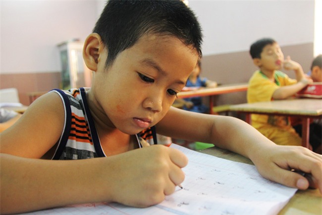 Hai con đi lạc, mẹ để luôn ở trung tâm bảo trợ, mỗi tháng chỉ dám xin vào nhìn lén từ xa vì lí do ứa nước mắt - Ảnh 13.