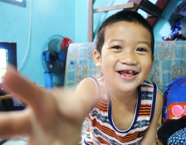 Hai con đi lạc, mẹ để luôn ở trung tâm bảo trợ, mỗi tháng chỉ dám xin vào nhìn lén từ xa vì lí do ứa nước mắt - Ảnh 15.