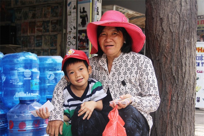 Hai con đi lạc, mẹ để luôn ở trung tâm bảo trợ, mỗi tháng chỉ dám xin vào nhìn lén từ xa vì lí do ứa nước mắt - Ảnh 16.