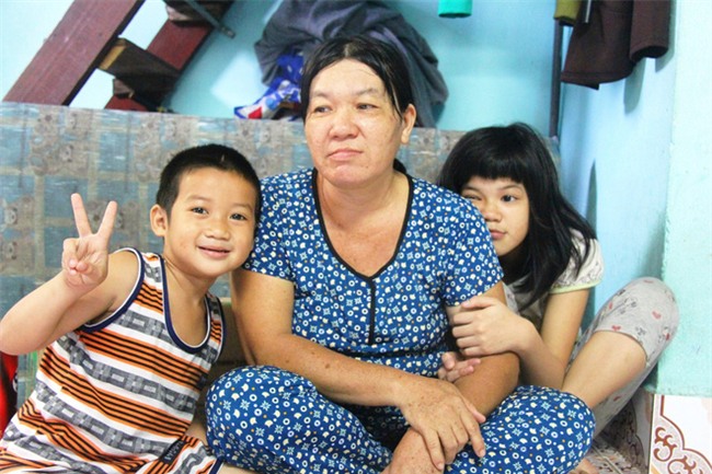 Hai con đi lạc, mẹ để luôn ở trung tâm bảo trợ, mỗi tháng chỉ dám xin vào nhìn lén từ xa vì lí do ứa nước mắt - Ảnh 17.