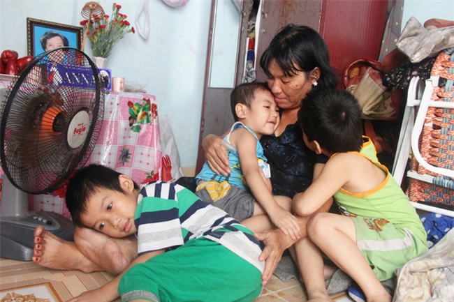 Hai con đi lạc, mẹ để luôn ở trung tâm bảo trợ, mỗi tháng chỉ dám xin vào nhìn lén từ xa vì lí do ứa nước mắt - Ảnh 2.