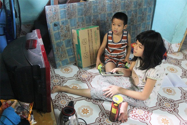 Hai con đi lạc, mẹ để luôn ở trung tâm bảo trợ, mỗi tháng chỉ dám xin vào nhìn lén từ xa vì lí do ứa nước mắt - Ảnh 3.