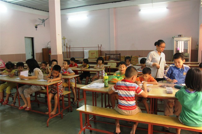 Hai con đi lạc, mẹ để luôn ở trung tâm bảo trợ, mỗi tháng chỉ dám xin vào nhìn lén từ xa vì lí do ứa nước mắt - Ảnh 4.