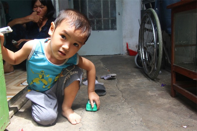 Hai con đi lạc, mẹ để luôn ở trung tâm bảo trợ, mỗi tháng chỉ dám xin vào nhìn lén từ xa vì lí do ứa nước mắt - Ảnh 6.