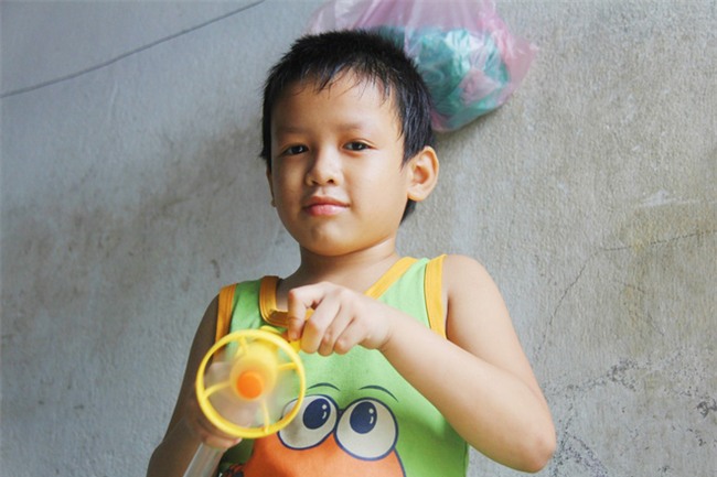 Hai con đi lạc, mẹ để luôn ở trung tâm bảo trợ, mỗi tháng chỉ dám xin vào nhìn lén từ xa vì lí do ứa nước mắt - Ảnh 7.