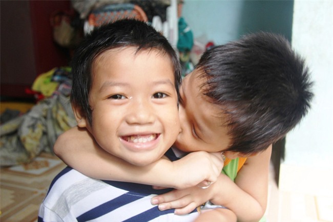 Hai con đi lạc, mẹ để luôn ở trung tâm bảo trợ, mỗi tháng chỉ dám xin vào nhìn lén từ xa vì lí do ứa nước mắt - Ảnh 8.